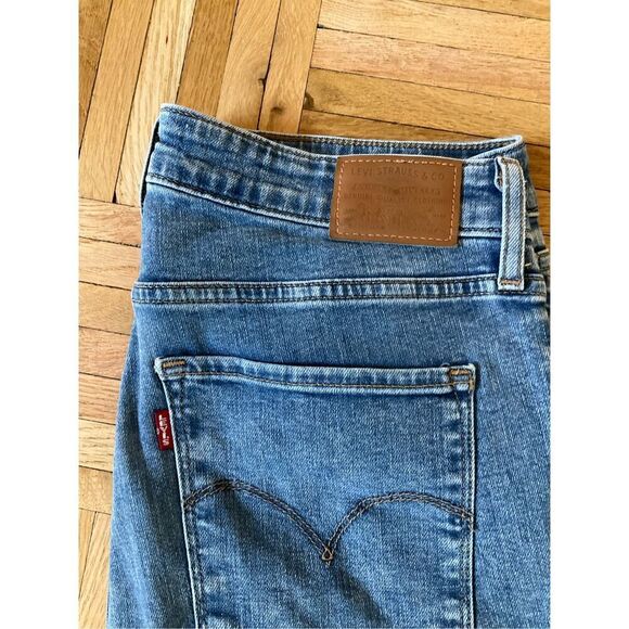 Levis 721 Hi Rise Skinny, Med Wash, Distressed, 31/12. Classic Minimalist - Picture 6 of 15